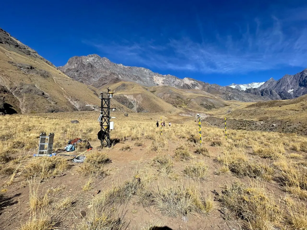 Torre meteorológica para monitoreo atmosférico y validación en terreno.